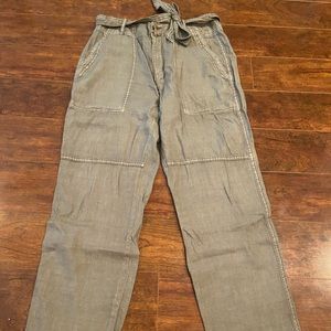 American Eagle green cargo pants. Size 6 short